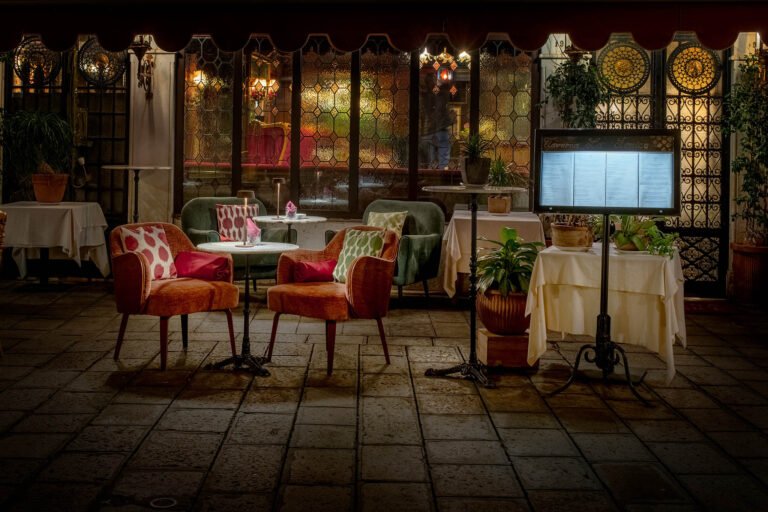 A table waiting - Venice at night