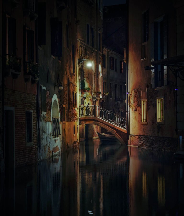 The narrowist hour - Venice at night